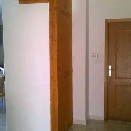 With Terrace شقة تروغير